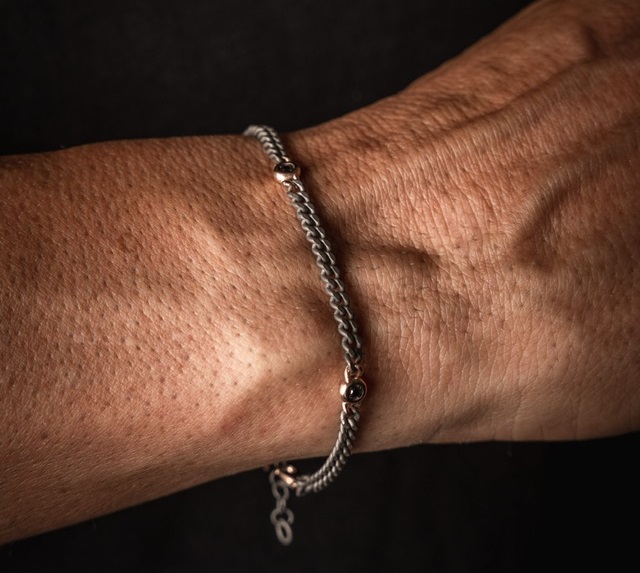 BRACCIALE DA UOMO MANO JEWELS GROUMETTE COLLECTION IN TITANIO, ORO ROSA 9 KT E DIAMANTI BLACK ( ct. 0,18 ) - immagine 3