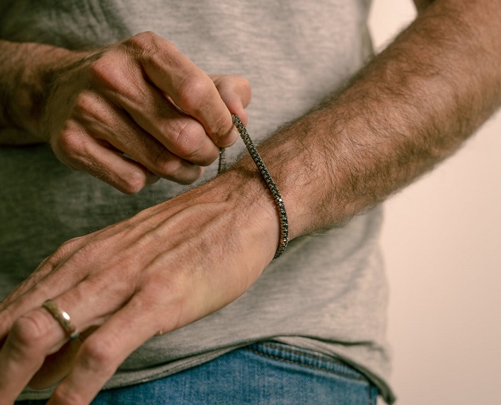 BRACCIALE TENNIS DA UOMO MANO JEWELS LOOP FLEXIBLE COLLECTION IN TITANIO, ORO ROSA 18 KT E DIAMANTI BLACK ( ct. 2,51 ) - immagine 3