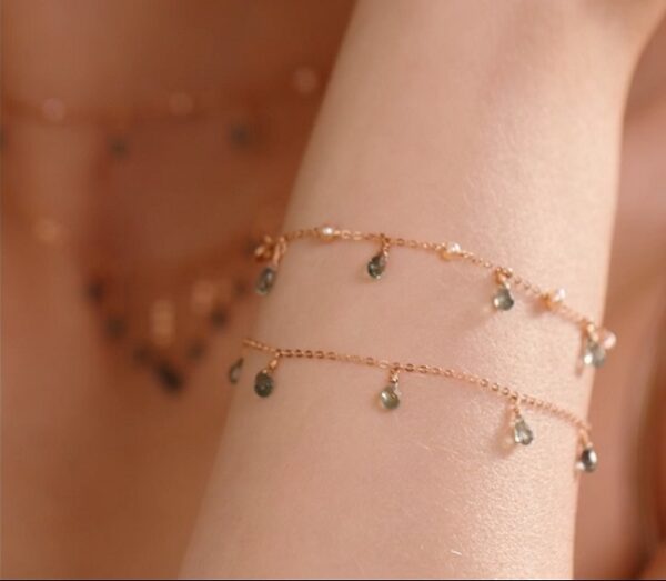 BRACCIALE MAMAN ET SOPHIE AVRVM DROPS IN ORO ROSA CON ZAFFIRI GRIGI A GOCCIA E PERLE ROSA - immagine 2