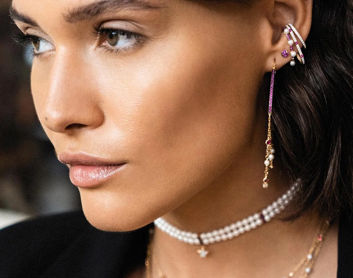 ORECCHINI RUE DES MILLE STARDUST IN ARGENTO PLACCATO ORO GIALLO, ZIRCONI ROSSI E PERLE DI CONCHIGLIA - immagine 2