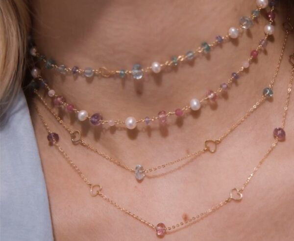 COLLANA MAMAN ET SOPHIE AVRVM NUVOLE AZZURRO IN ORO GIALLO CON TOPAZI AZZURRI, APATITI, ACQUAMARINE, TANZANITI E PERLE BIANCHE - immagine 2