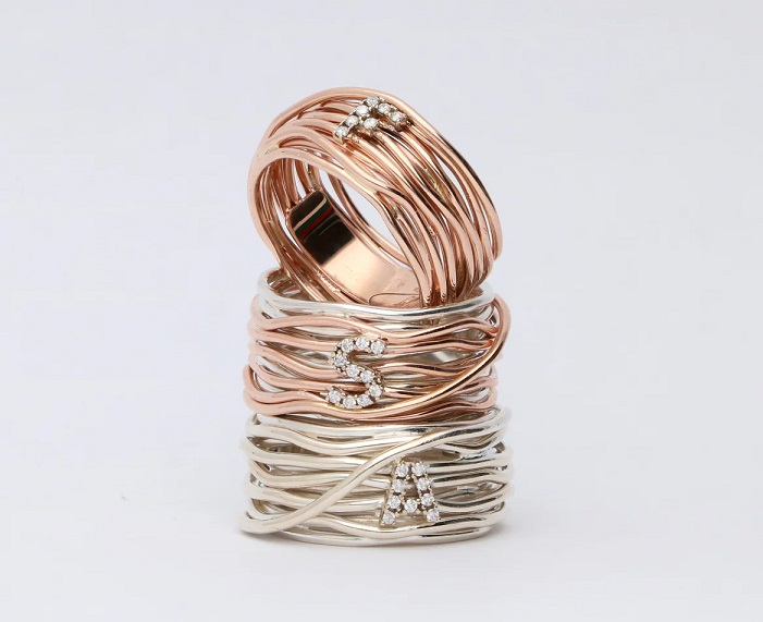 ANELLO RUBINIA FILODELLAVITA CLASSIC COLLECTION 13 FILI IN ORO ROSA 9KT ARGENTO 925 E INIZIALE CON DIAMANTI BIANCHI (ct. 0,21) - immagine 3