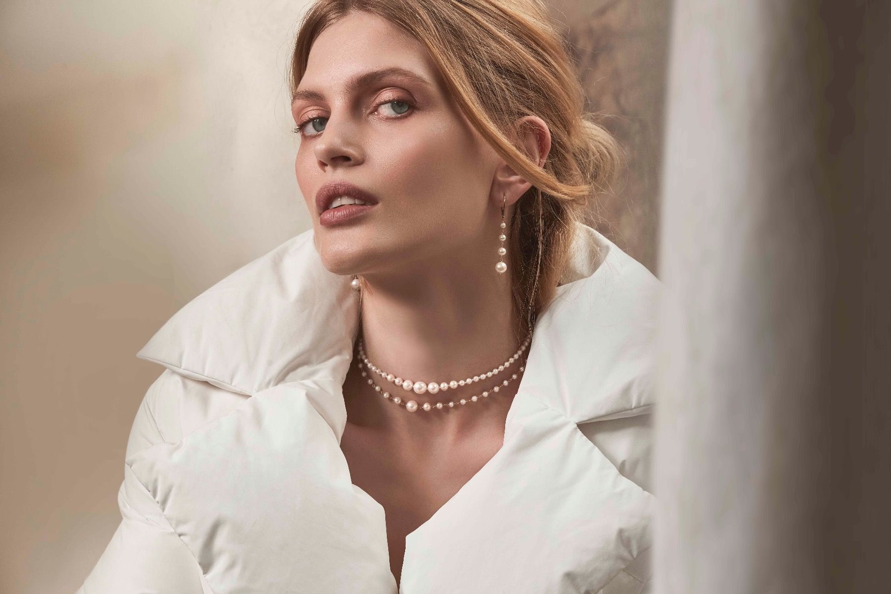 MONO ORECCHINO MAMAN ET SOPHIE AVRVM ONDA BIANCA IN ORO GIALLO CON QUATTRO PERLE BIANCHE - immagine 2