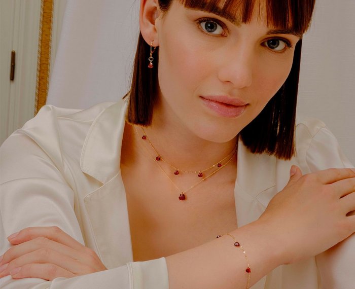 BRACCIALE MAMAN ET SOPHIE AVRVM CUORE NUDO IN ORO GIALLO CON CUORI IN GRANATO ROSSO - immagine 2