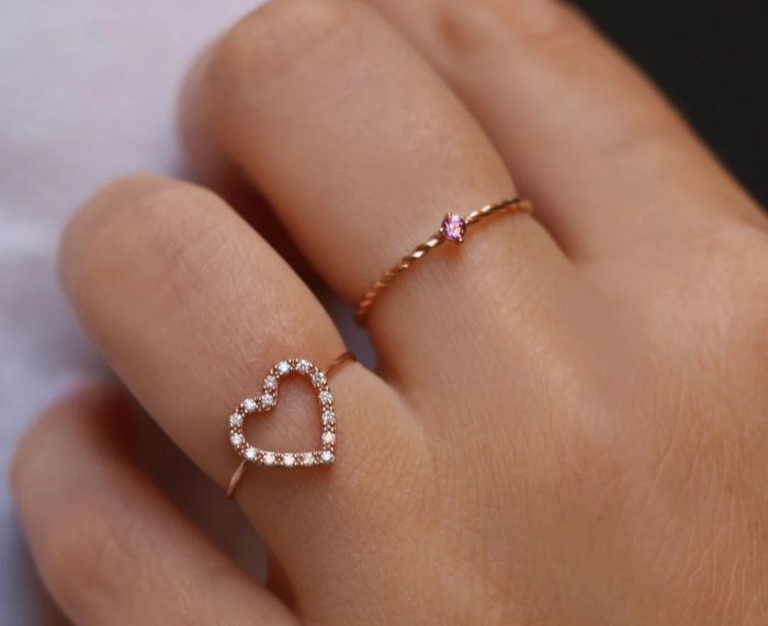 ANELLO RUBINIA FILODAMORE INTRECCIATO IN ORO GIALLO 9KT CON DIAMANTE (ct. 0,05) - immagine 2