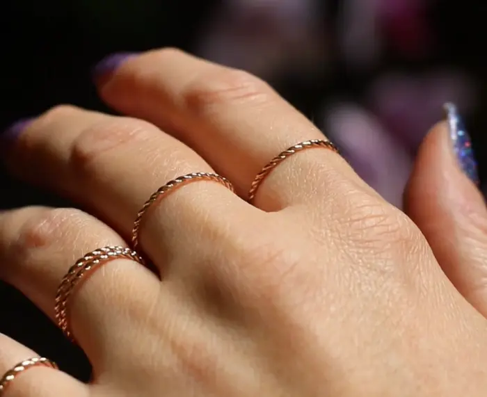 ANELLO RUBINIA FILODAMORE INTRECCIATO IN ORO GIALLO 9KT - immagine 2